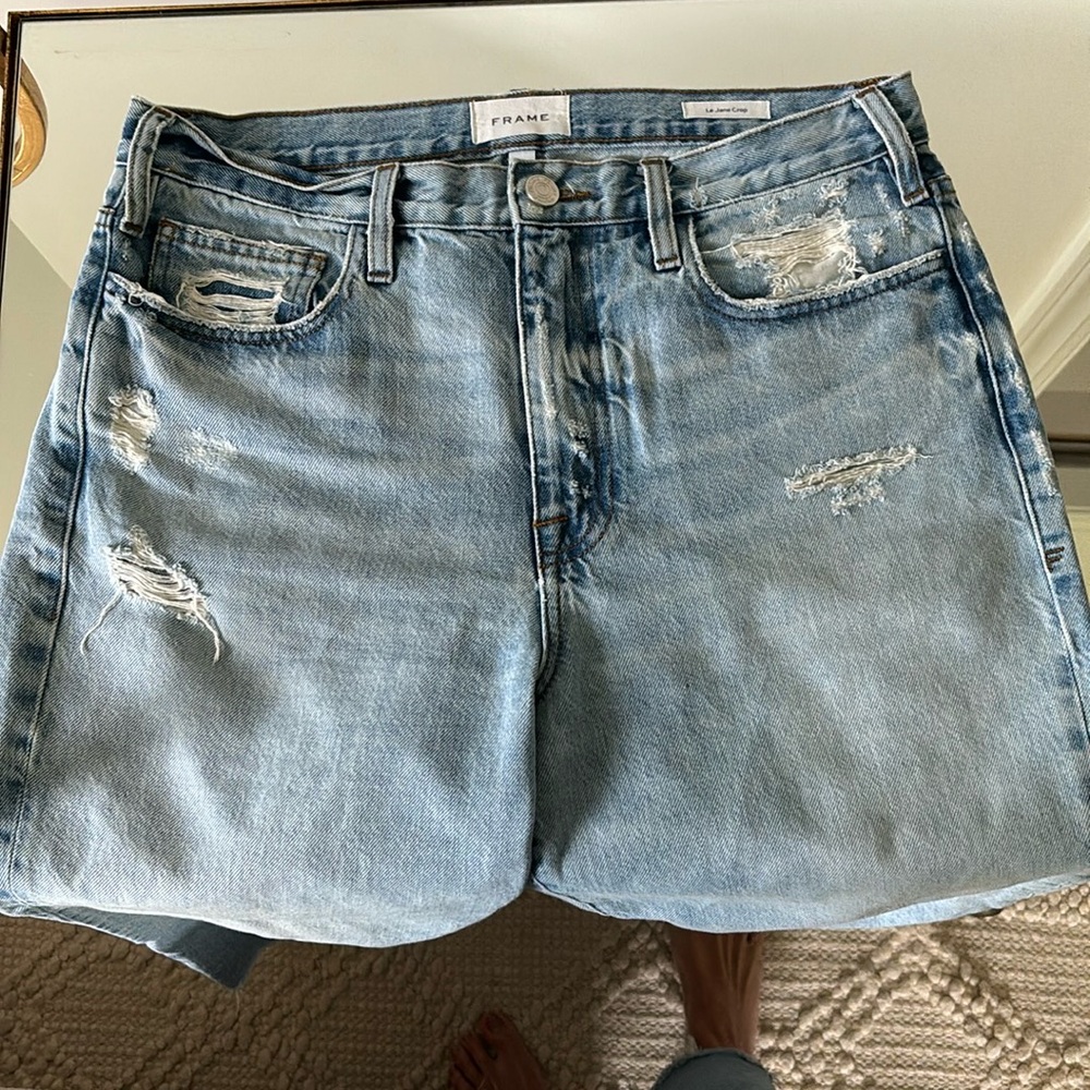 FRAME Le Jane Crop Jean . Size 29. Distressed light blue.